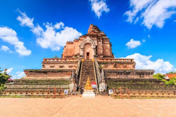 Chùa Wat Chedi Luang: Ngôi chùa cổ kính mang đậm nét Phật giáo Thái Lan